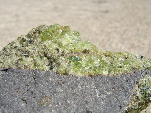 By Pyrope - Own work, CC BY-SA 4.0, https://commons.wikimedia.org/w/index.php?curid=3926548 | Fossils for Sale Peridot